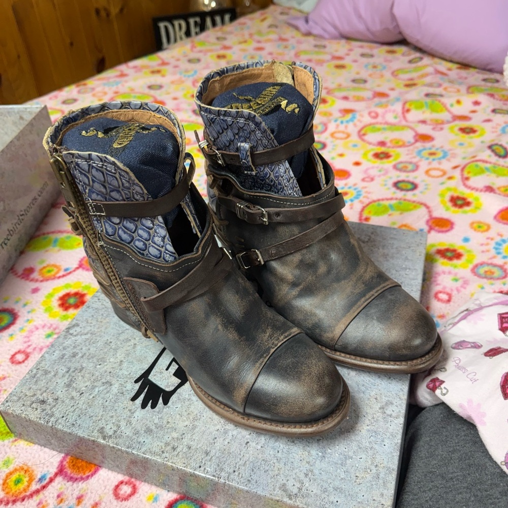 Freebird by Steven Boots size 11-Crue Brown Multi